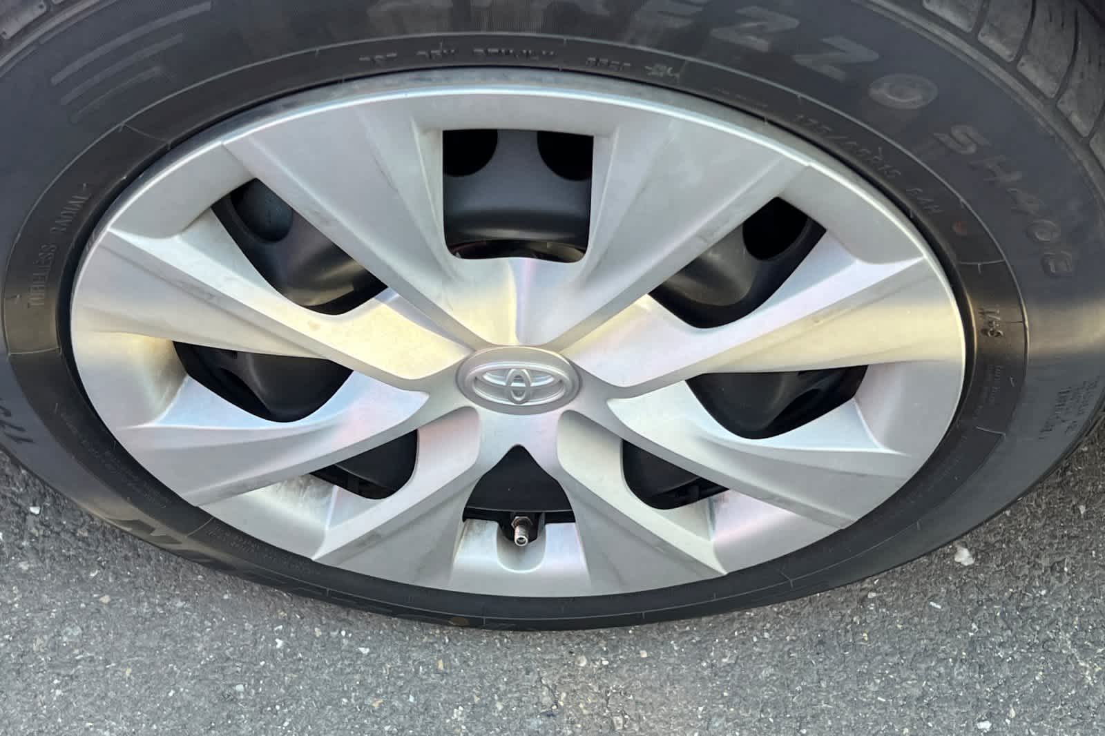 Thumbnail: 2015 Toyota Prius c - 21