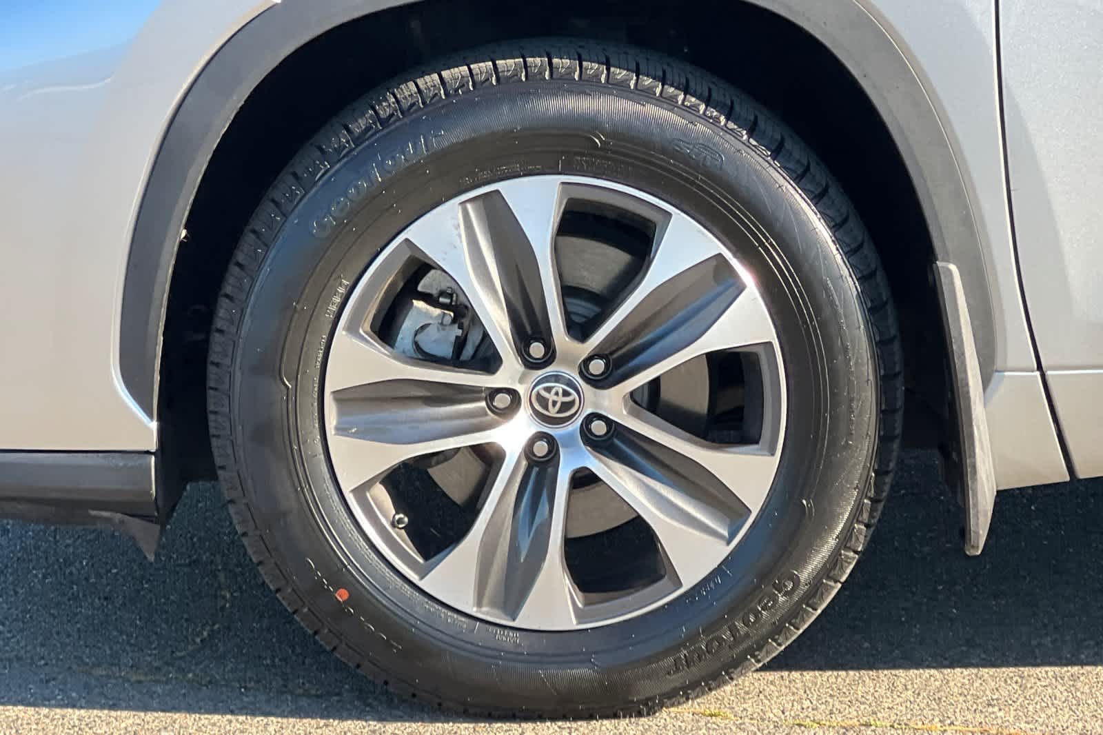 Thumbnail: 2023 Toyota Highlander - 31