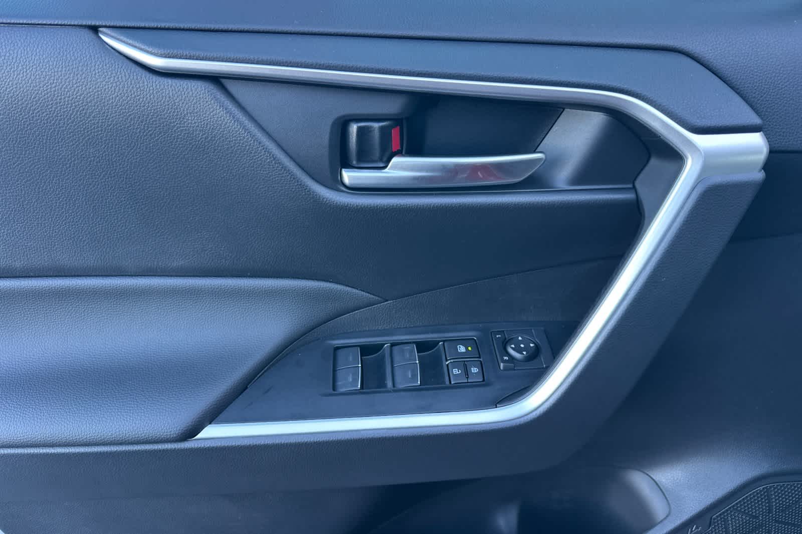 Thumbnail: 2025 Toyota RAV4 - 12