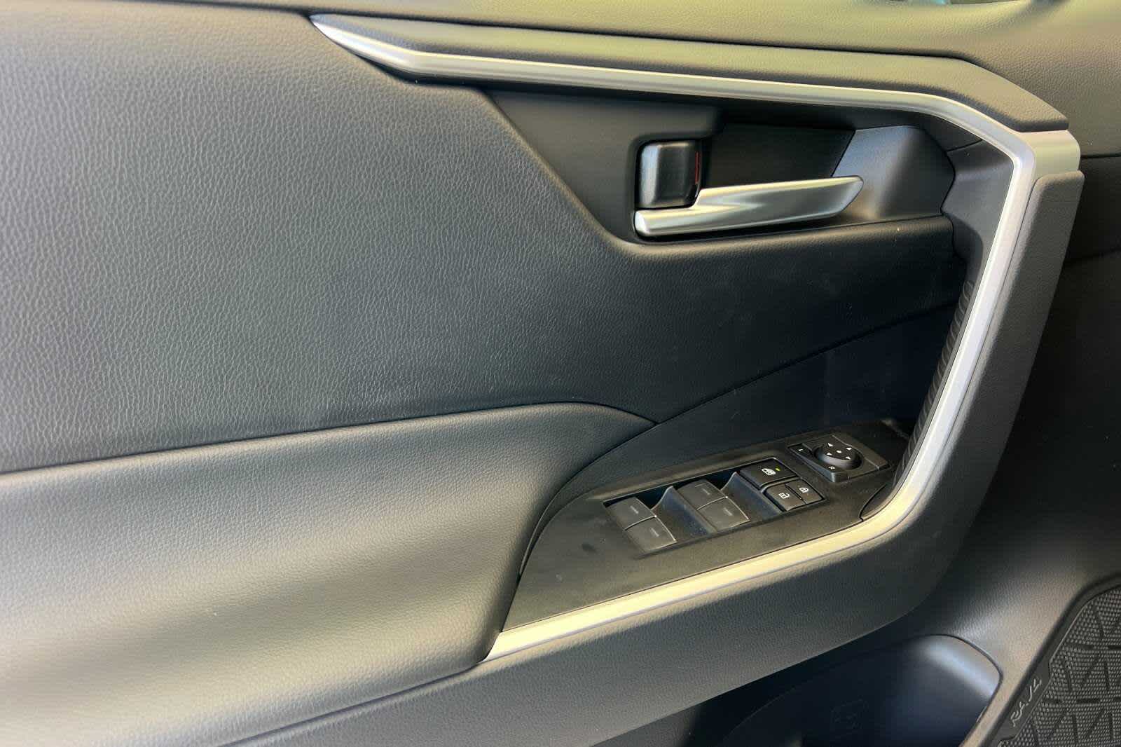 2025 Toyota RAV4 XLE 12