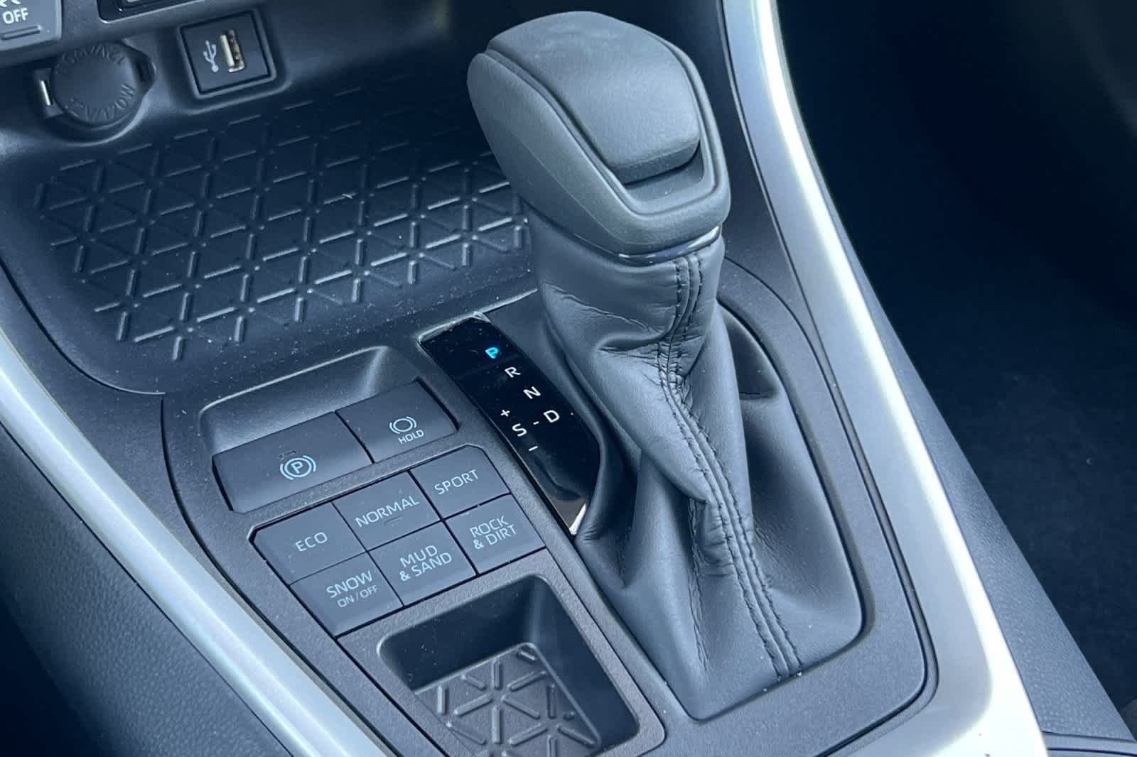 2025 Toyota RAV4 XLE 21