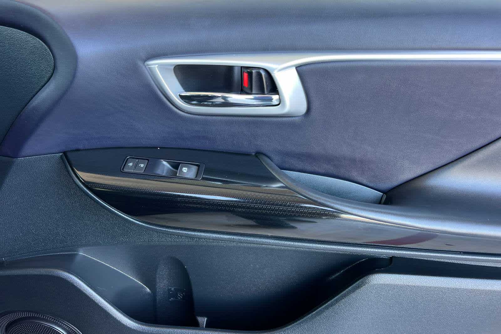 Thumbnail: 2017 Toyota Mirai - 18