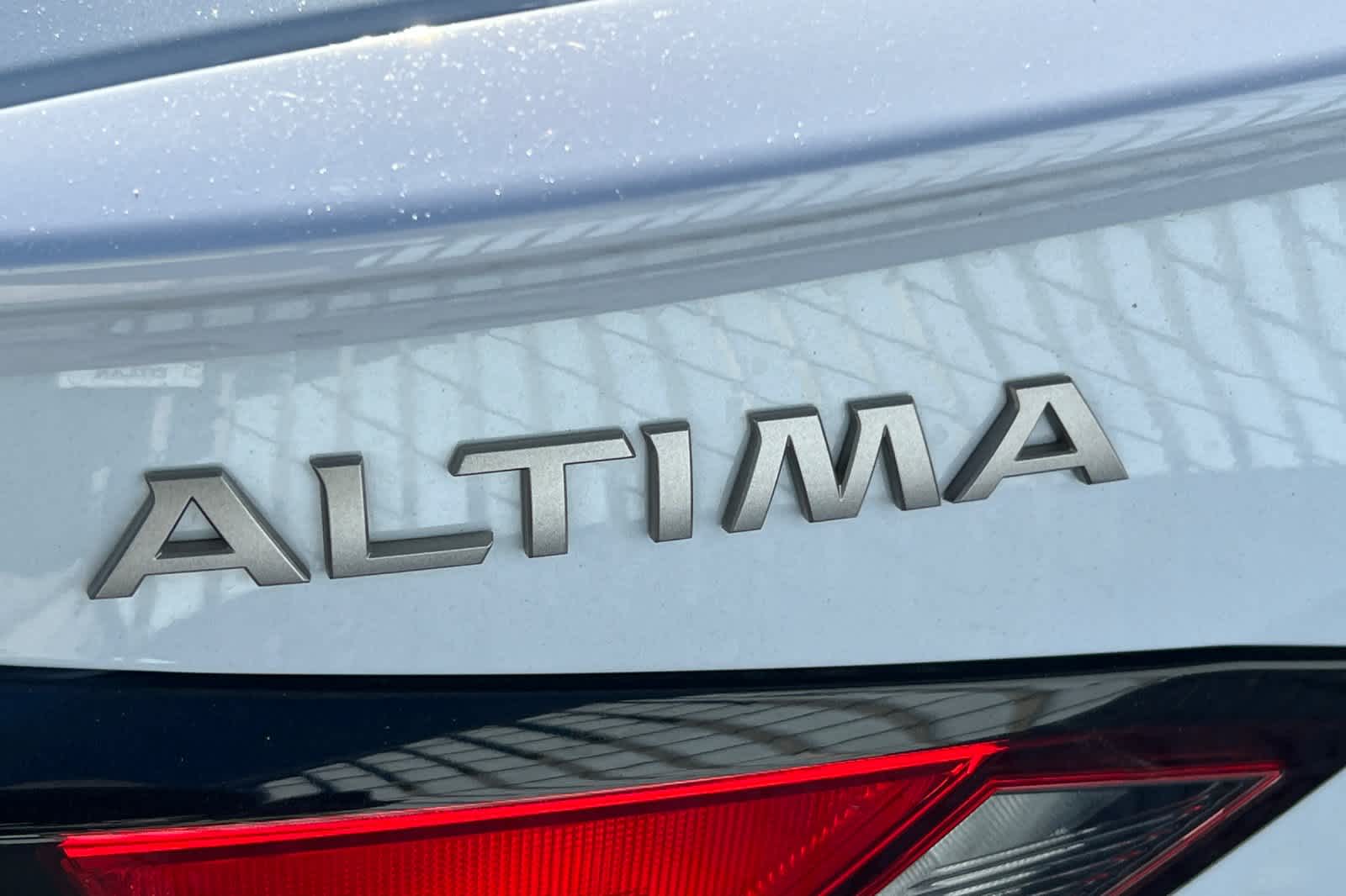 2023 Nissan Altima SR 8