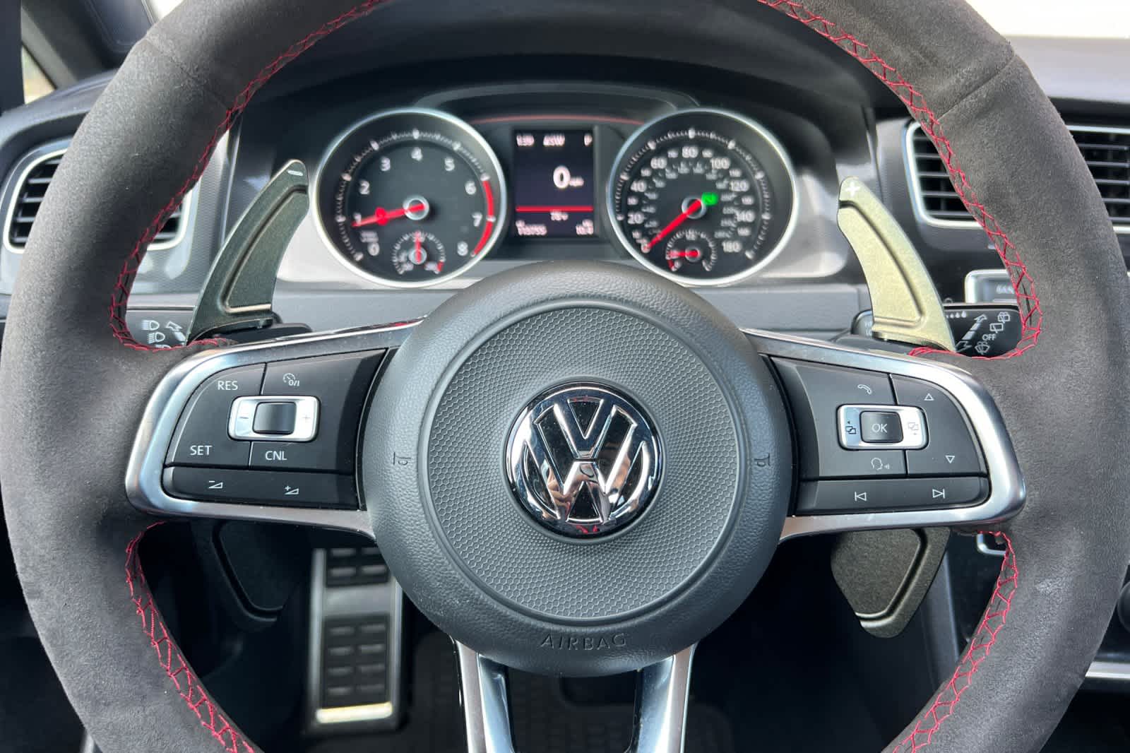 Thumbnail: 2017 Volkswagen Golf - 25