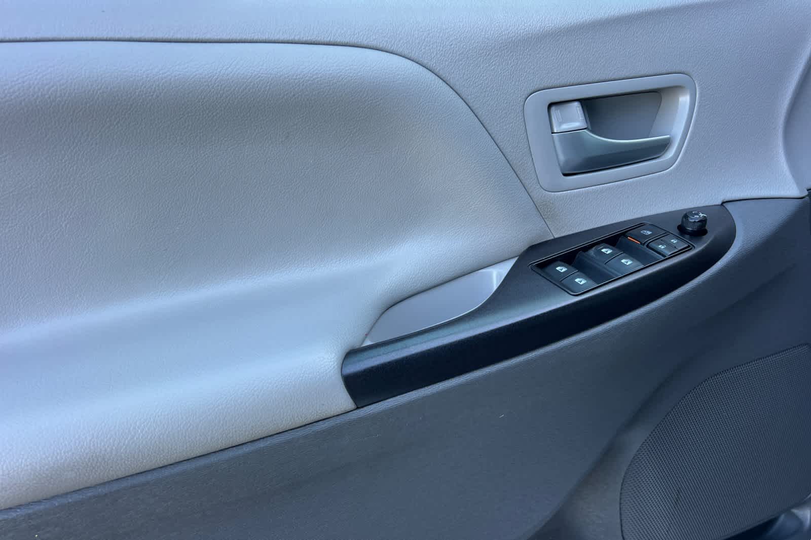 Thumbnail: 2016 Toyota Sienna - 12