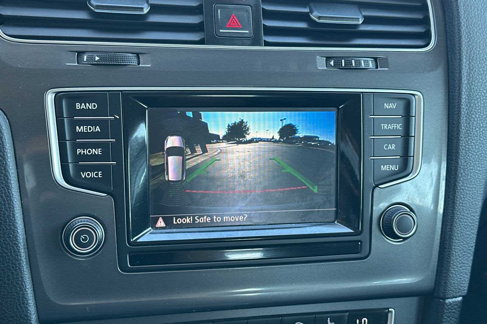 Thumbnail: 2015 Volkswagen e-Golf - 22