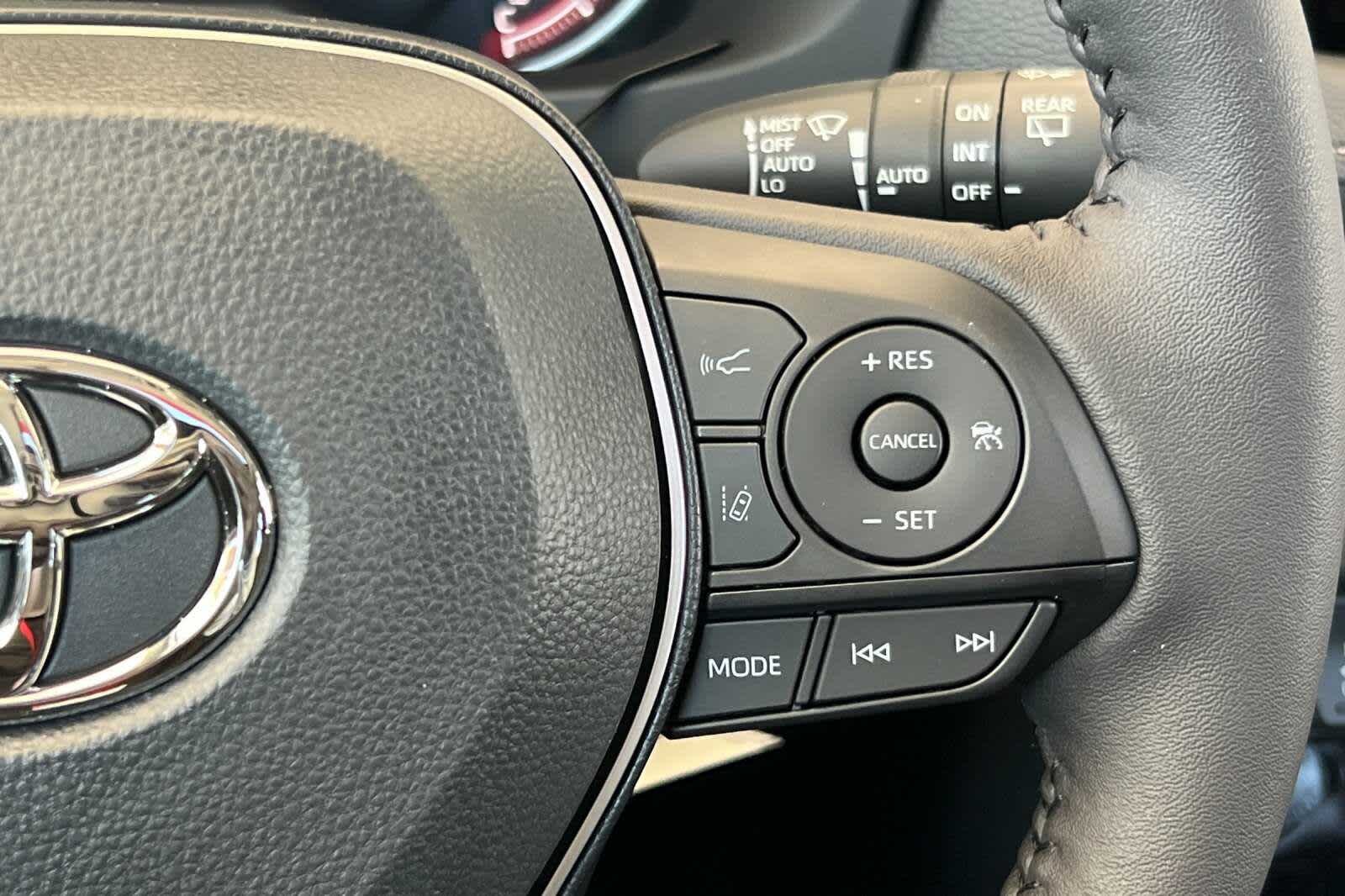 2025 Toyota RAV4 XLE 24