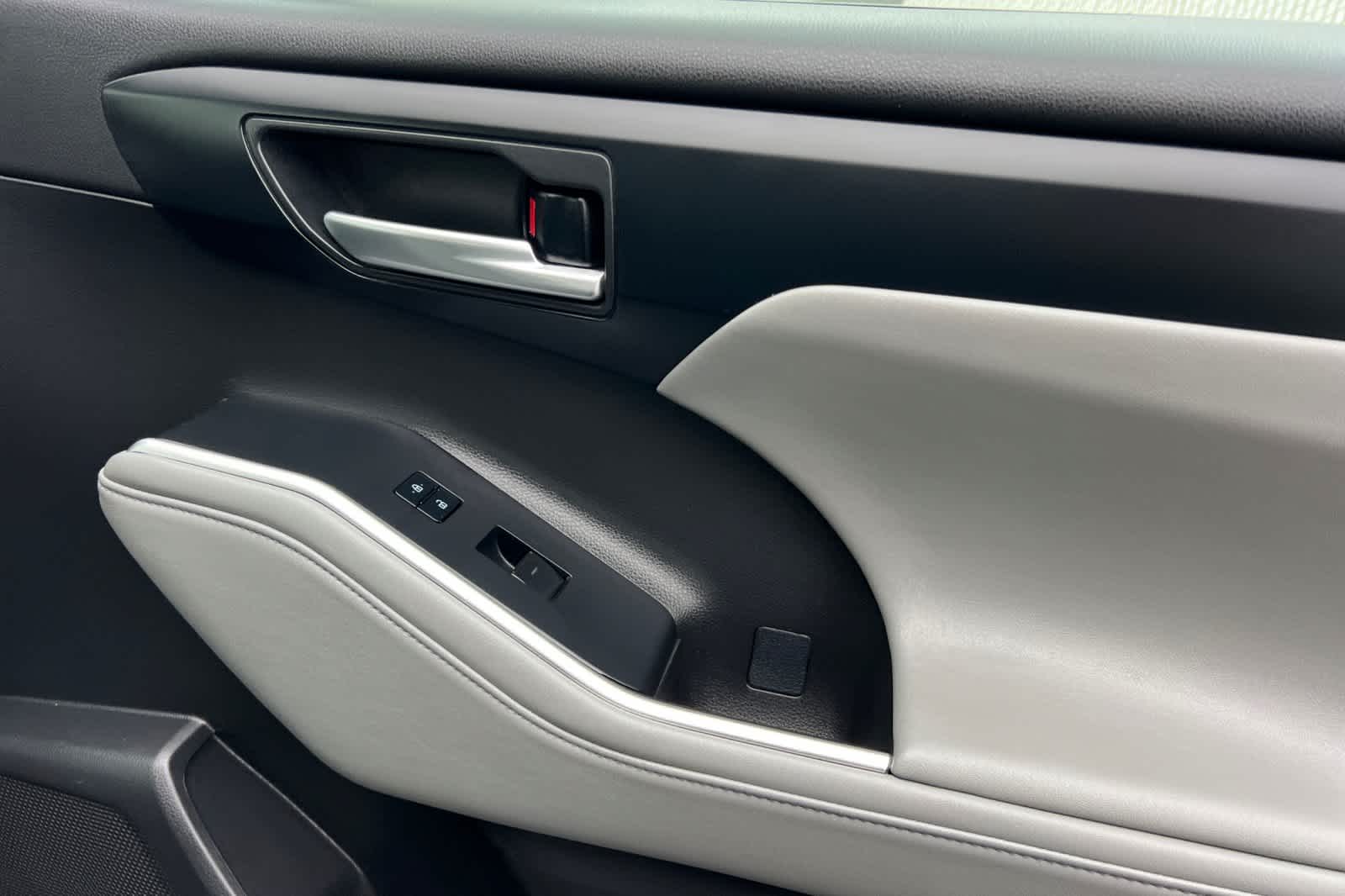 Thumbnail: 2023 Toyota Highlander - 20