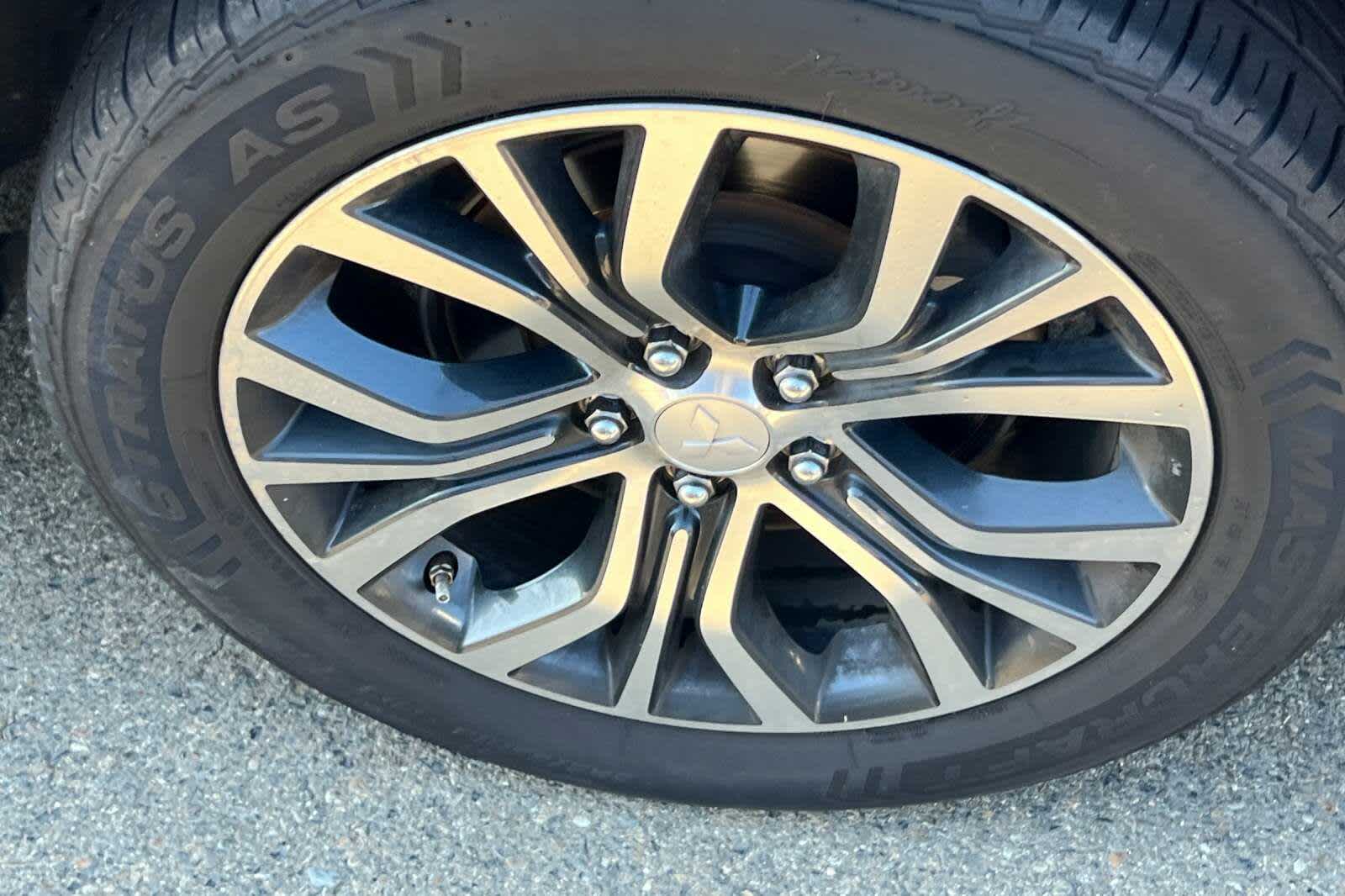 Thumbnail: 2016 Mitsubishi Outlander - 18