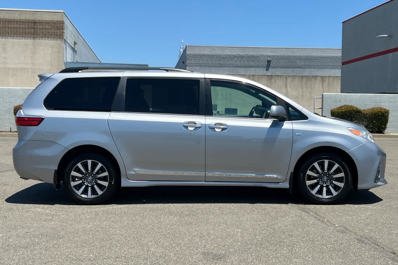 Thumbnail: 2018 Toyota Sienna - 6