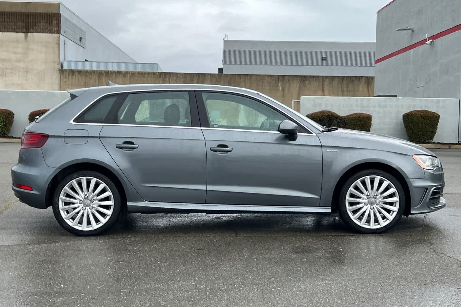 Thumbnail: 2016 Audi A3 e-tron - 6