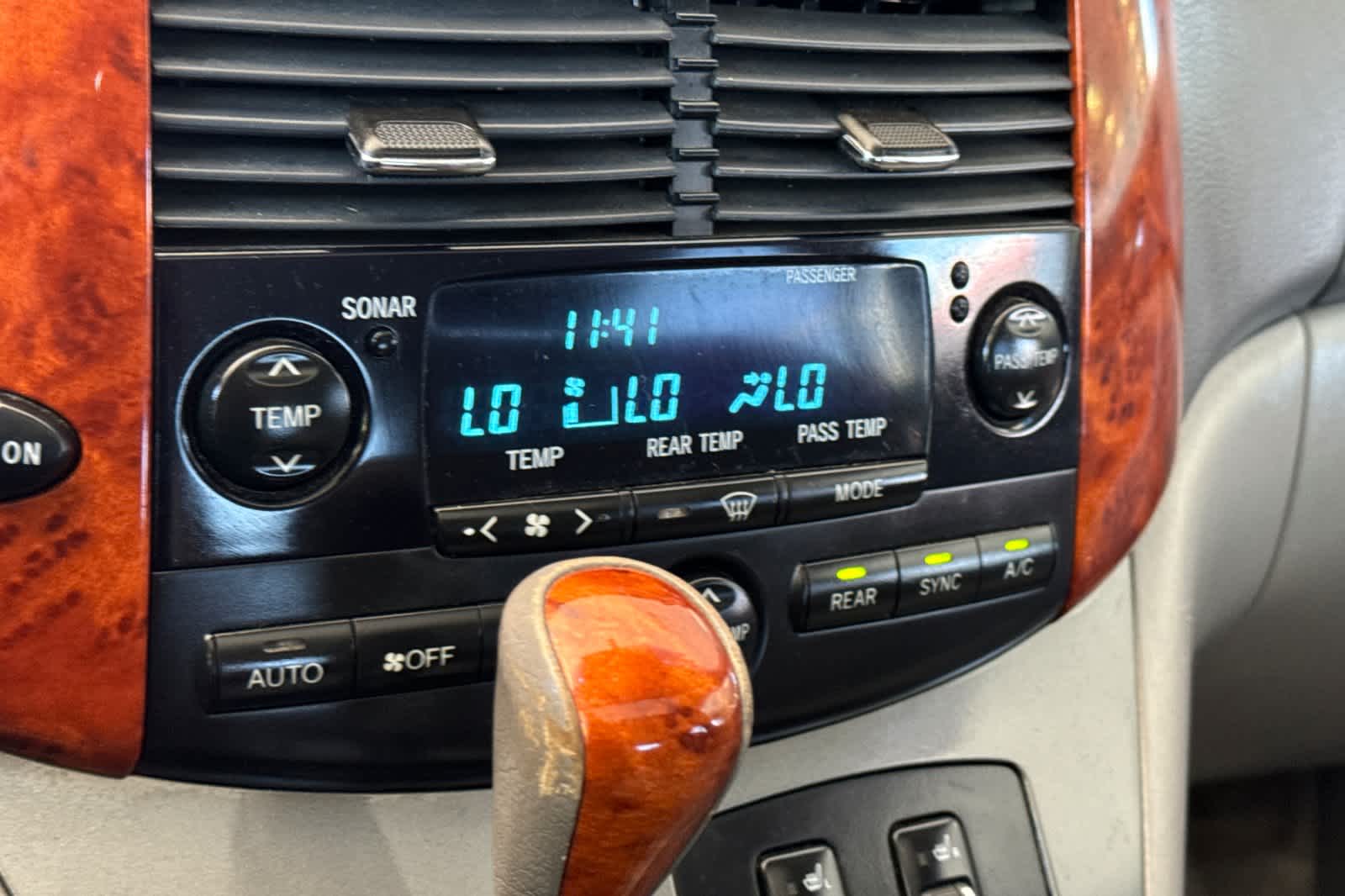 Thumbnail: 2010 Toyota Sienna - 24