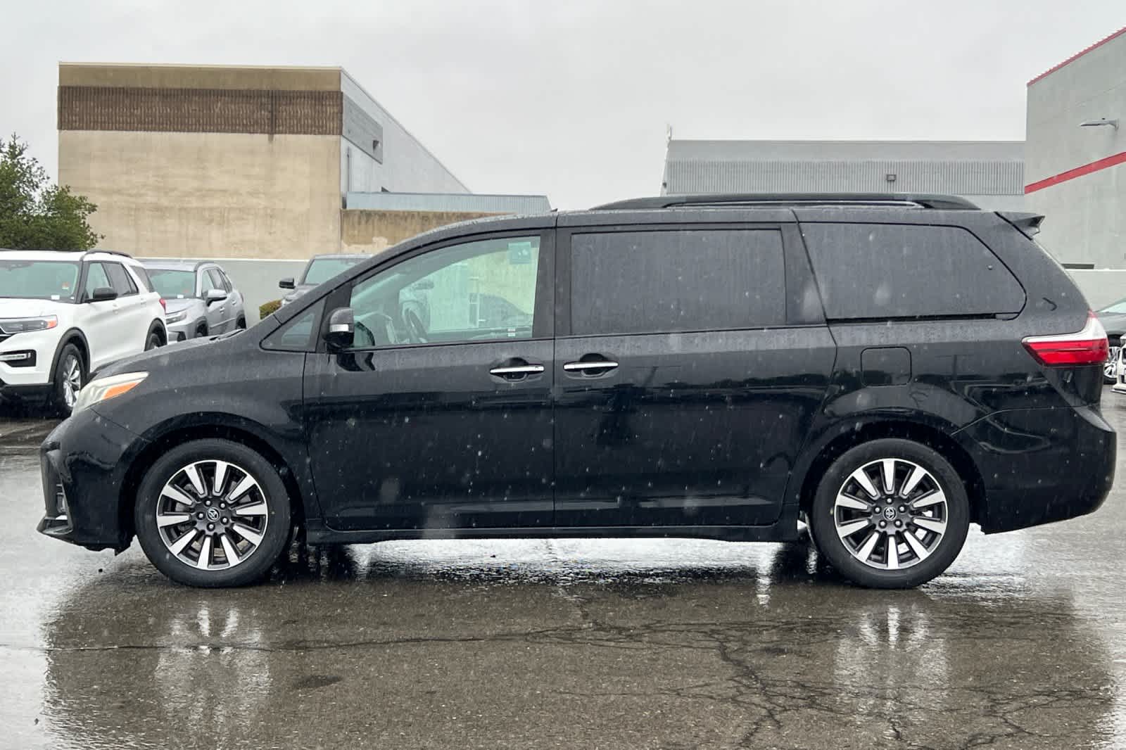 Thumbnail: 2019 Toyota Sienna - 9