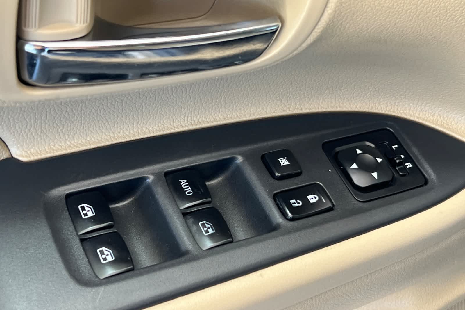 Thumbnail: 2016 Mitsubishi Outlander - 13
