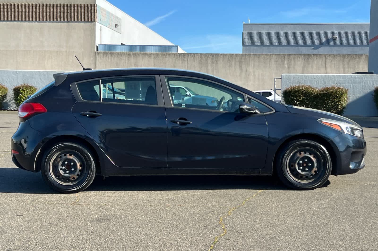 Thumbnail: 2017 Kia Forte - 6