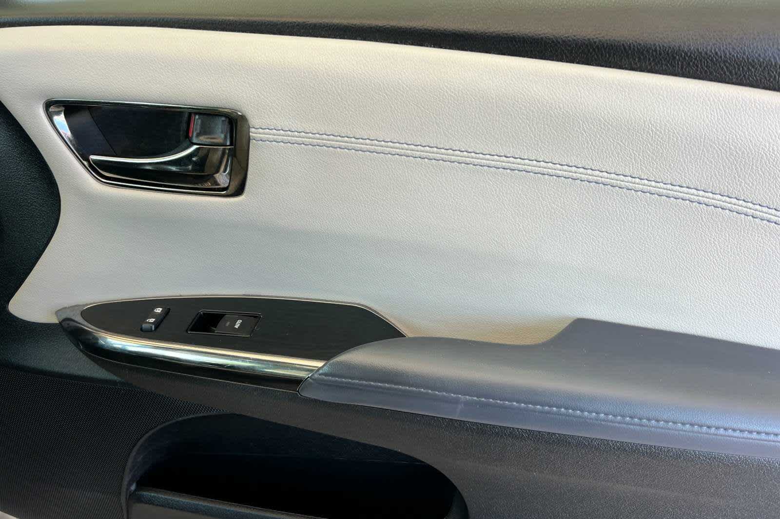 Thumbnail: 2013 Toyota Avalon - 18