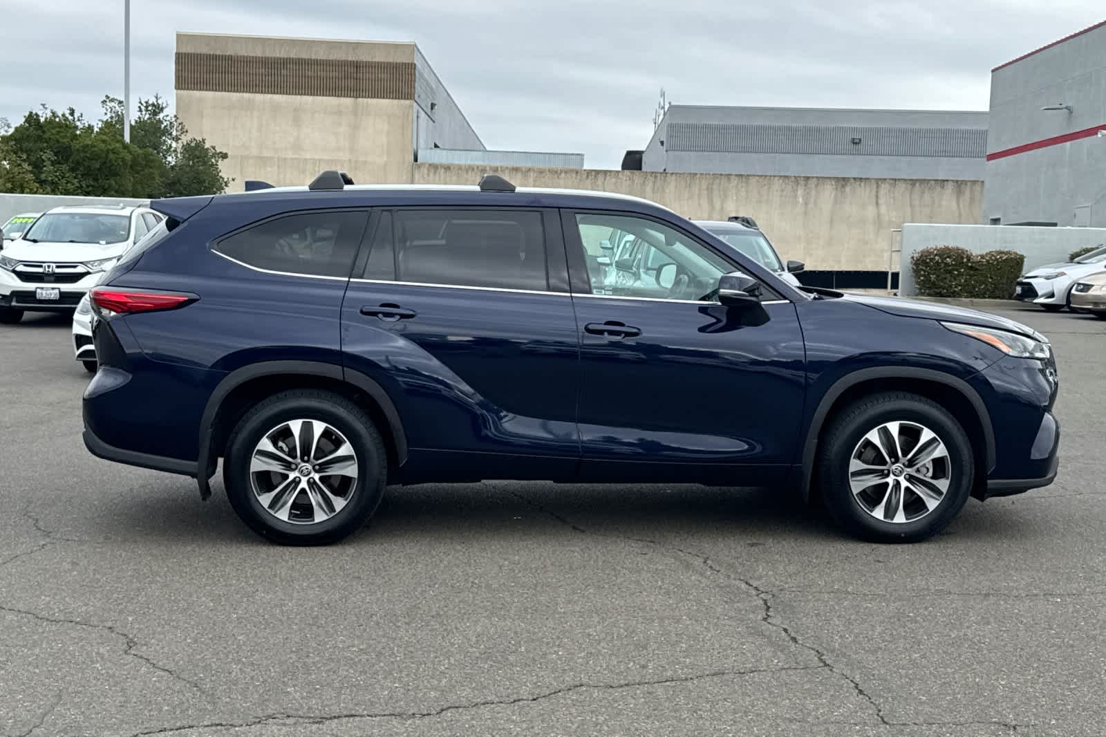 Thumbnail: 2022 Toyota Highlander - 6