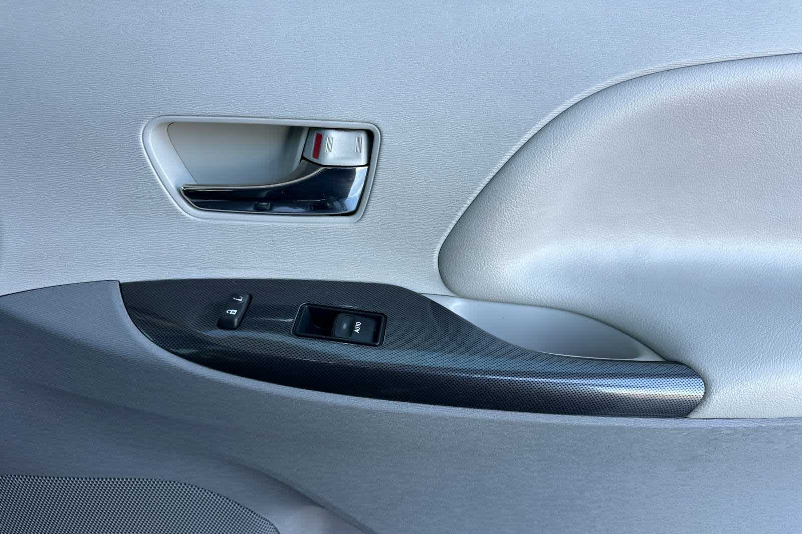 Thumbnail: 2014 Toyota Sienna - 20