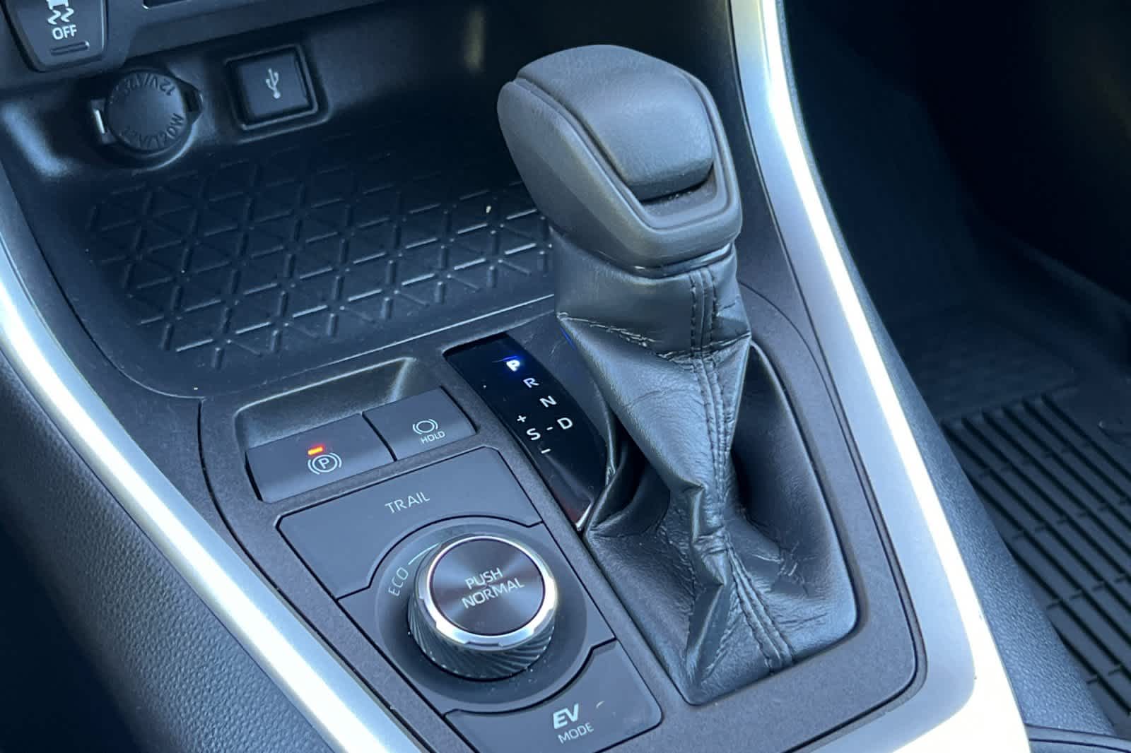 Thumbnail: 2021 Toyota RAV4 - 23