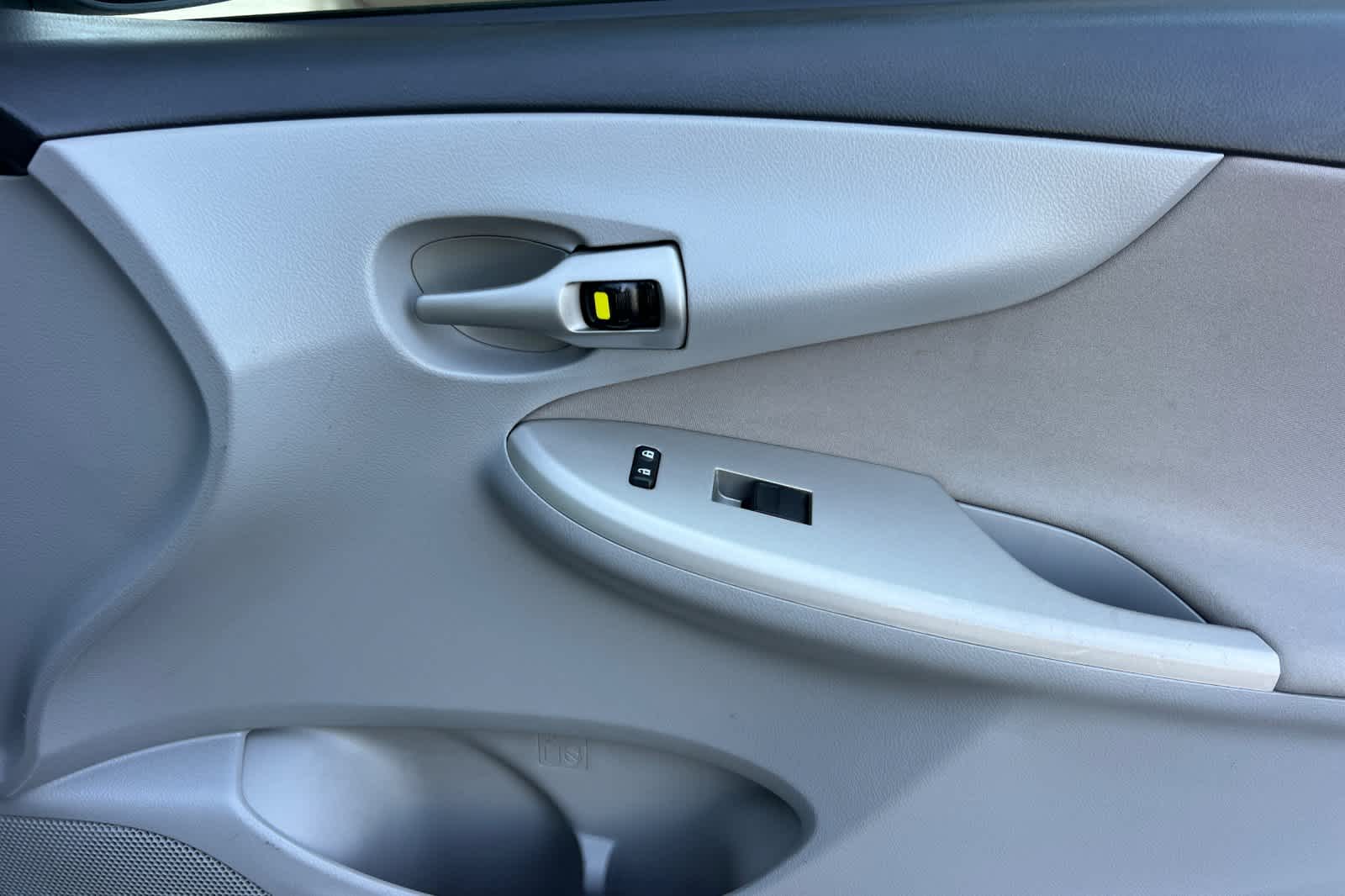 Thumbnail: 2012 Toyota Corolla - 18