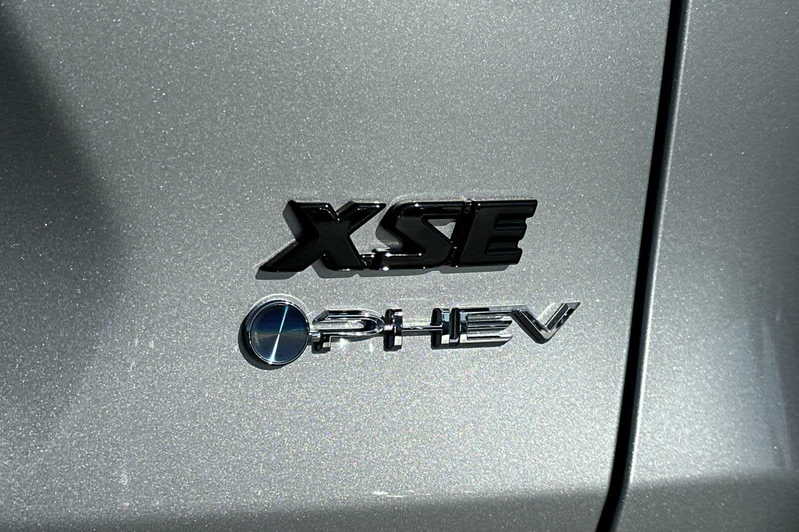 2025 Toyota RAV4 XSE 32