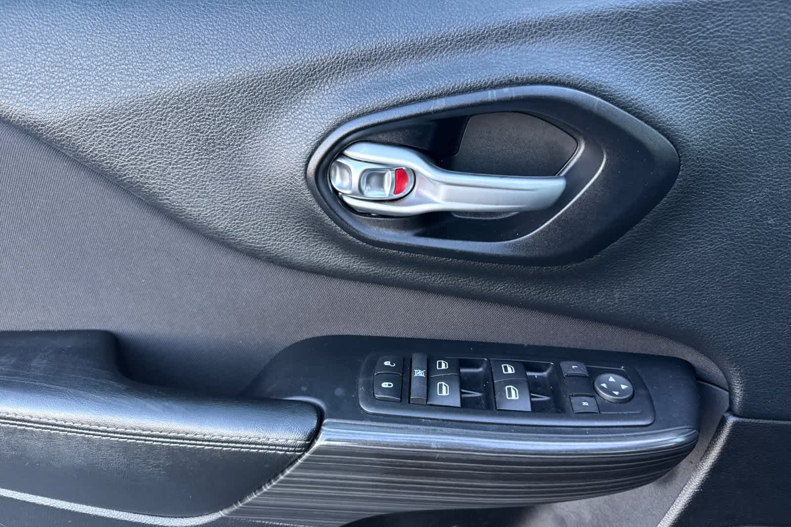 Thumbnail: 2015 Jeep Cherokee - 12