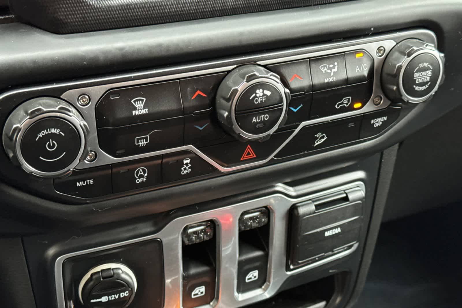 Thumbnail: 2019 Jeep Wrangler - 21