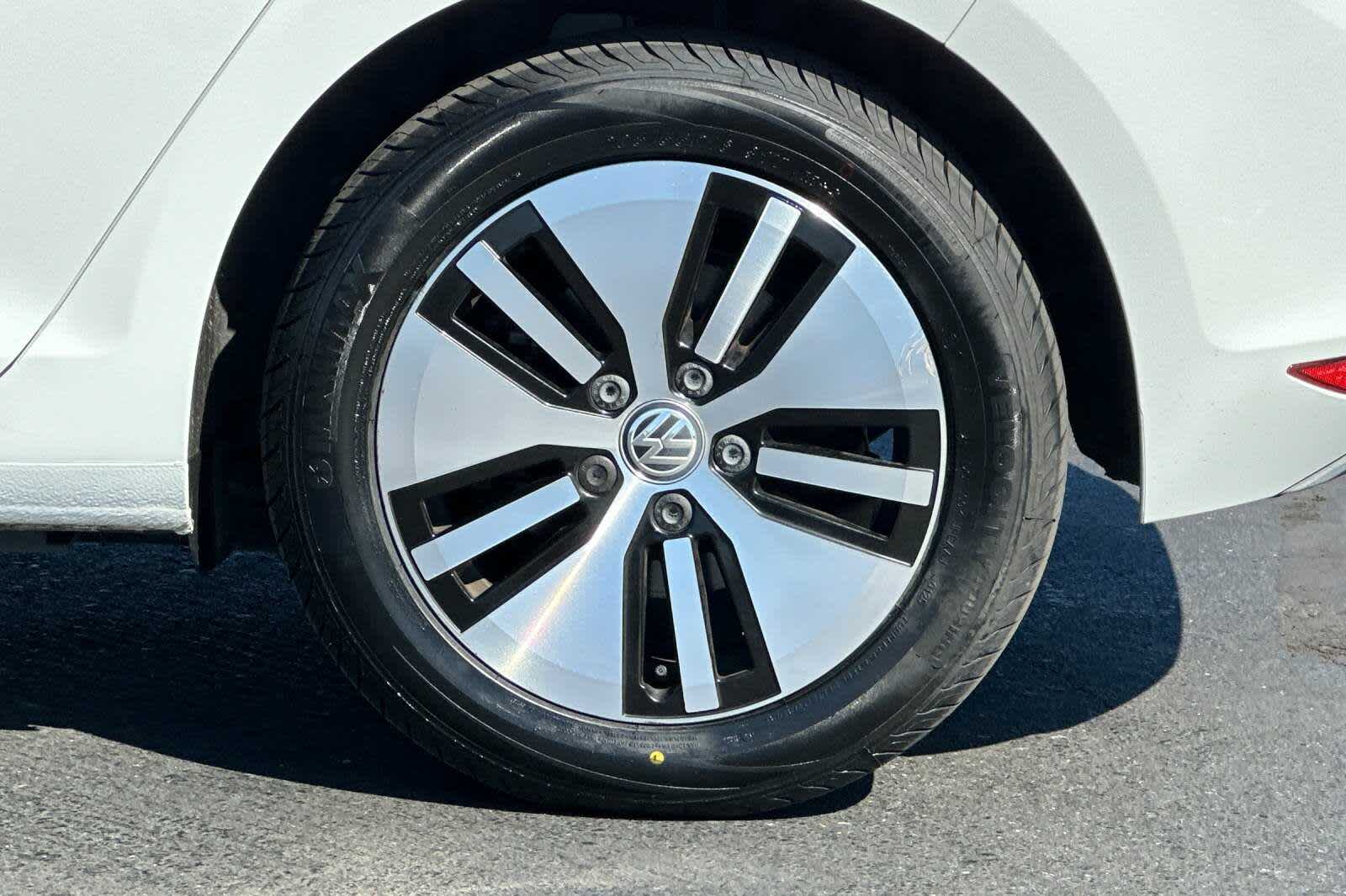 Thumbnail: 2015 Volkswagen e-Golf - 32