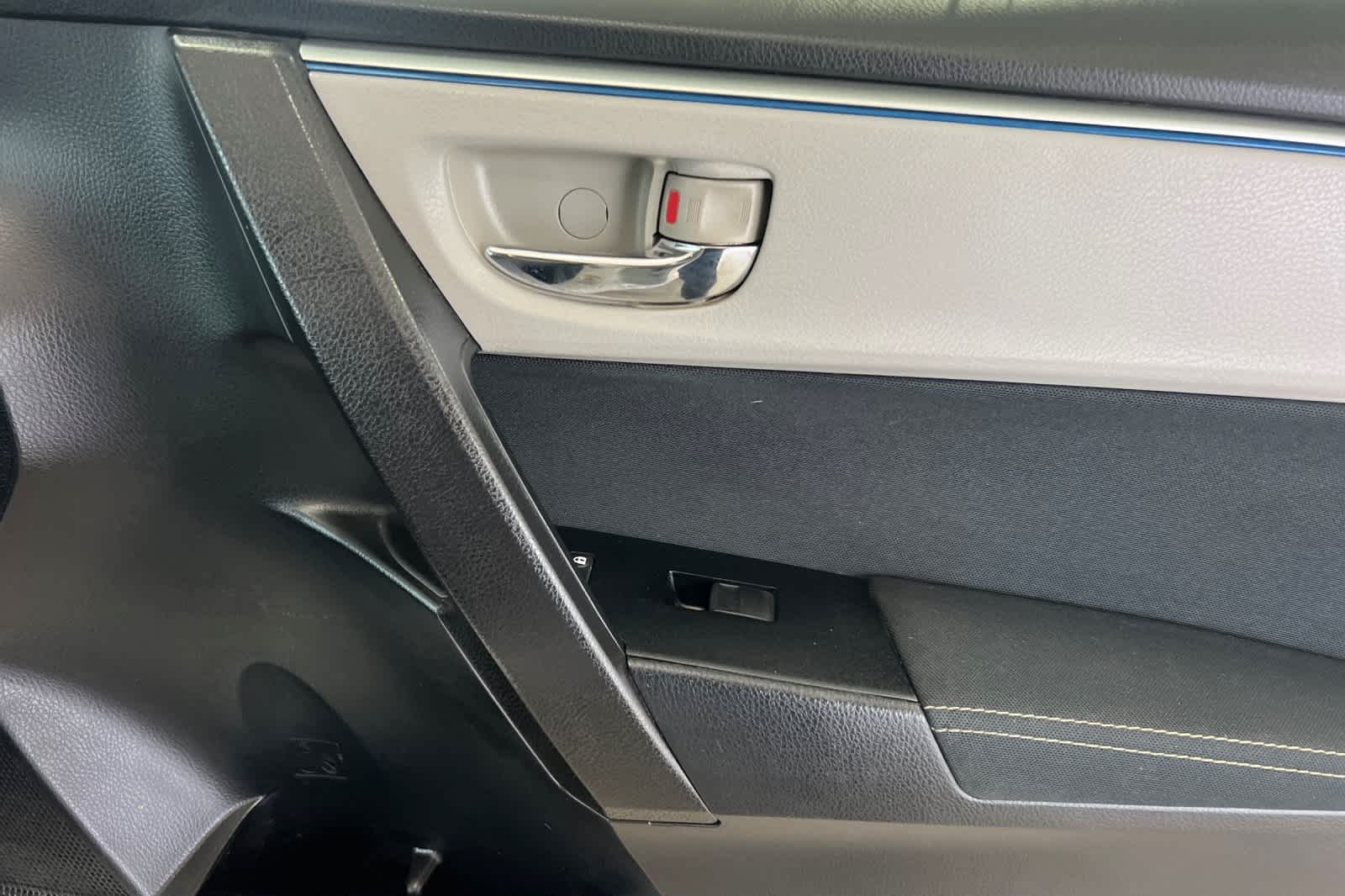 Thumbnail: 2015 Toyota Corolla - 17