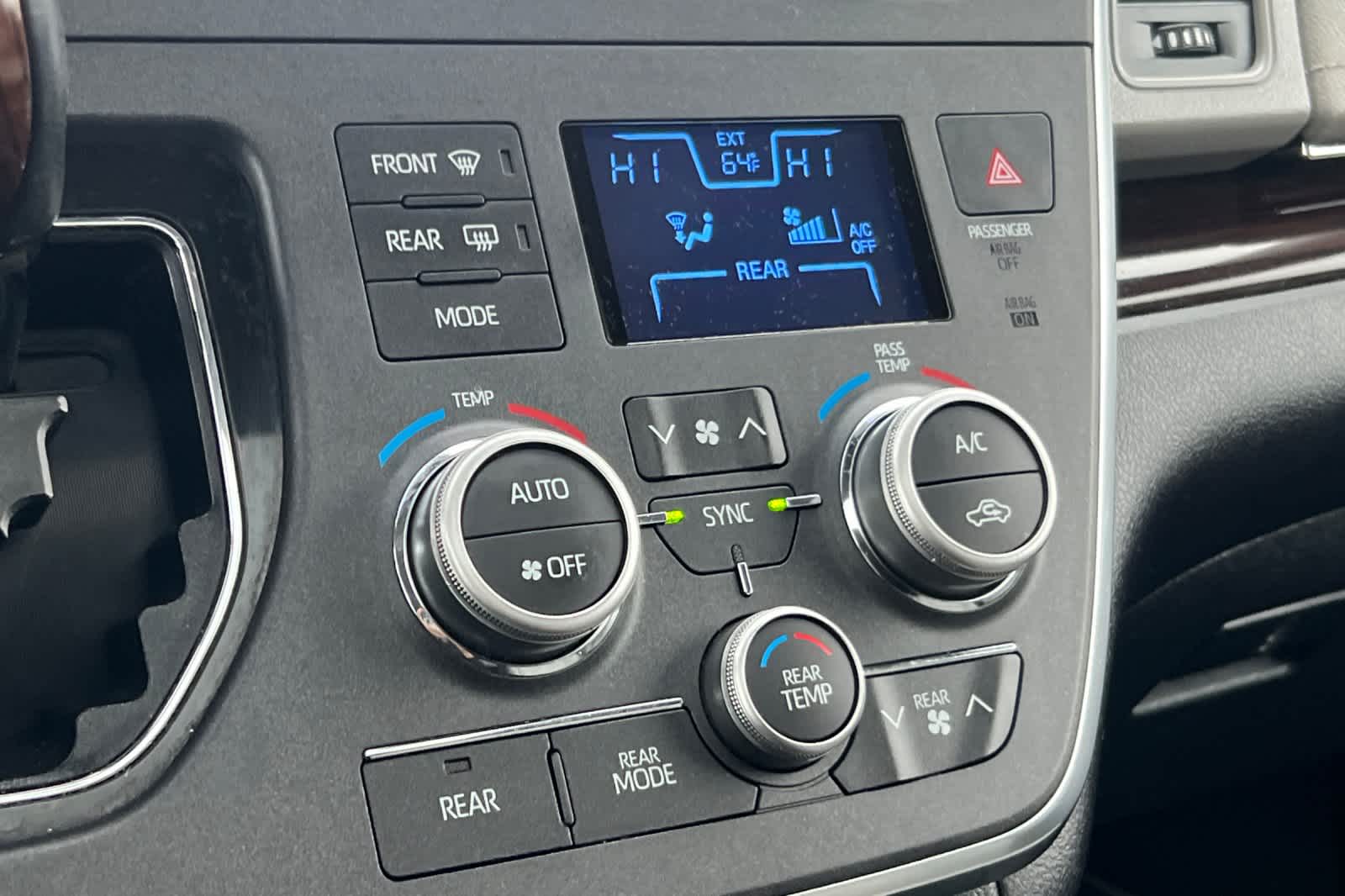 Thumbnail: 2019 Toyota Sienna - 25