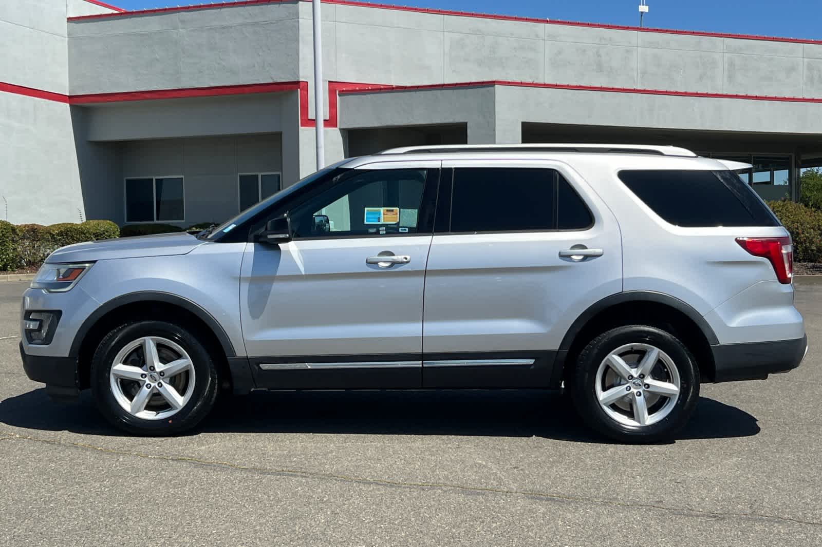 Thumbnail: 2016 Ford Explorer - 9