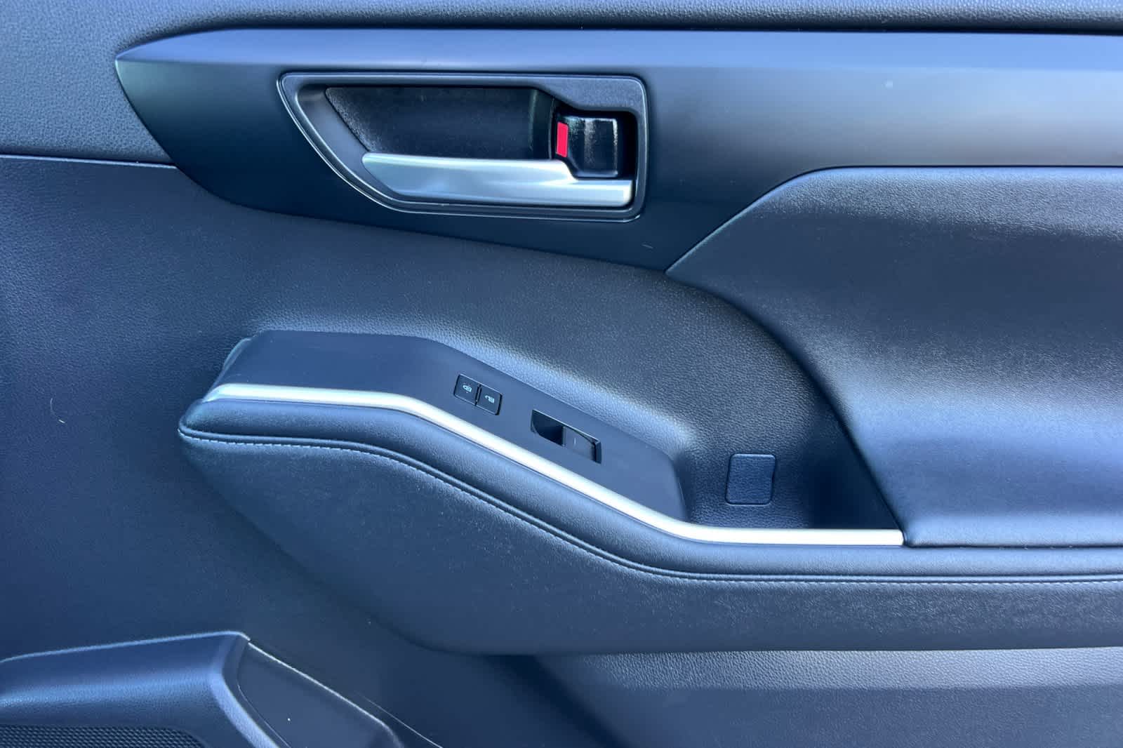 Thumbnail: 2023 Toyota Highlander - 20