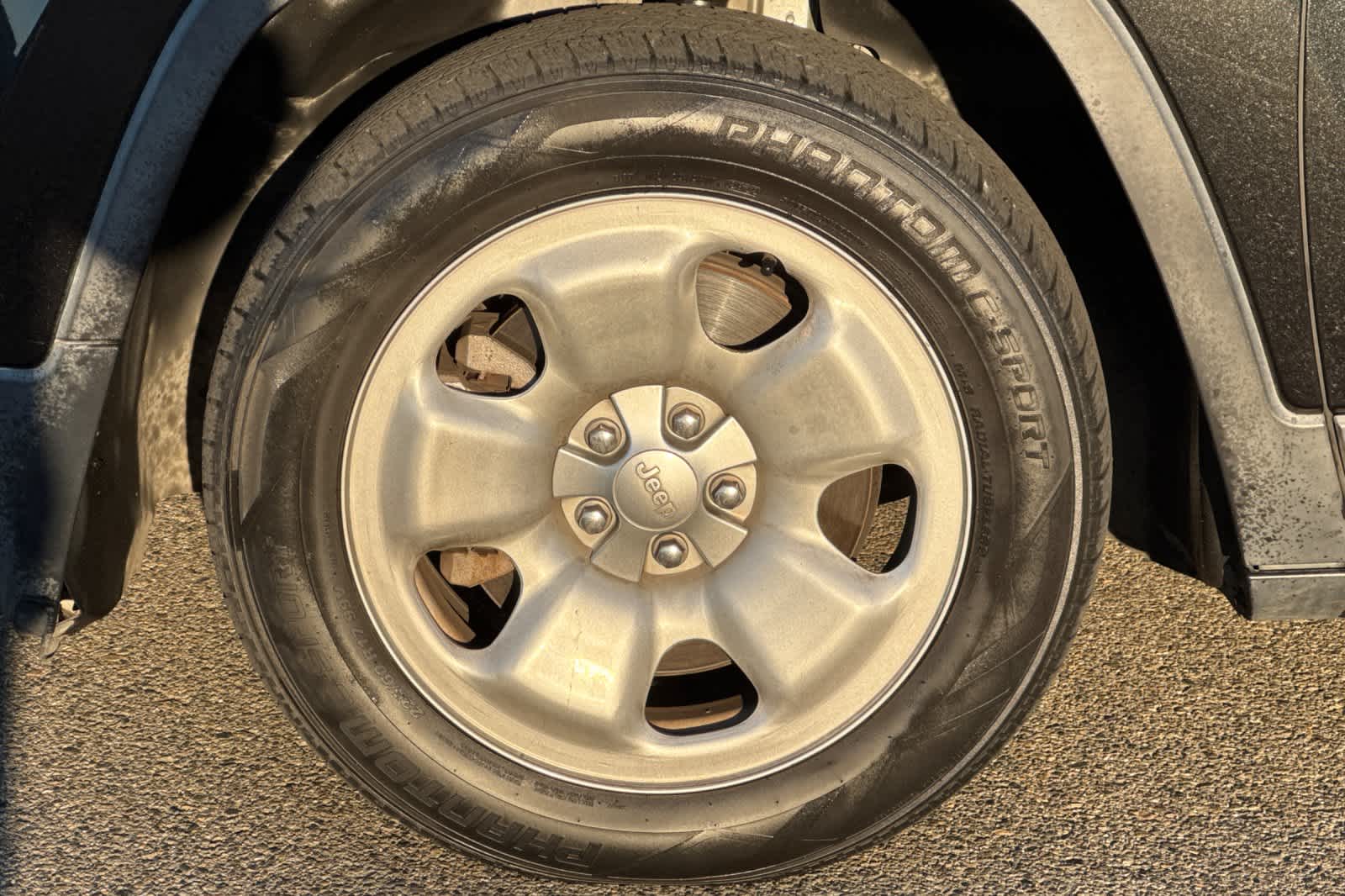 Thumbnail: 2015 Jeep Cherokee - 28