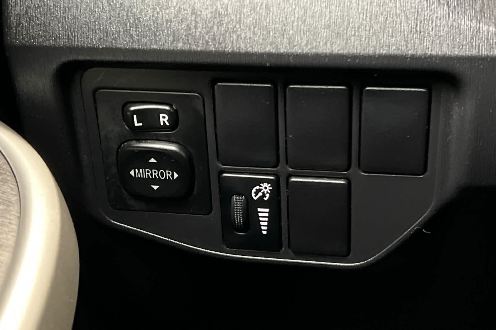 Thumbnail: 2015 Toyota Prius - 29