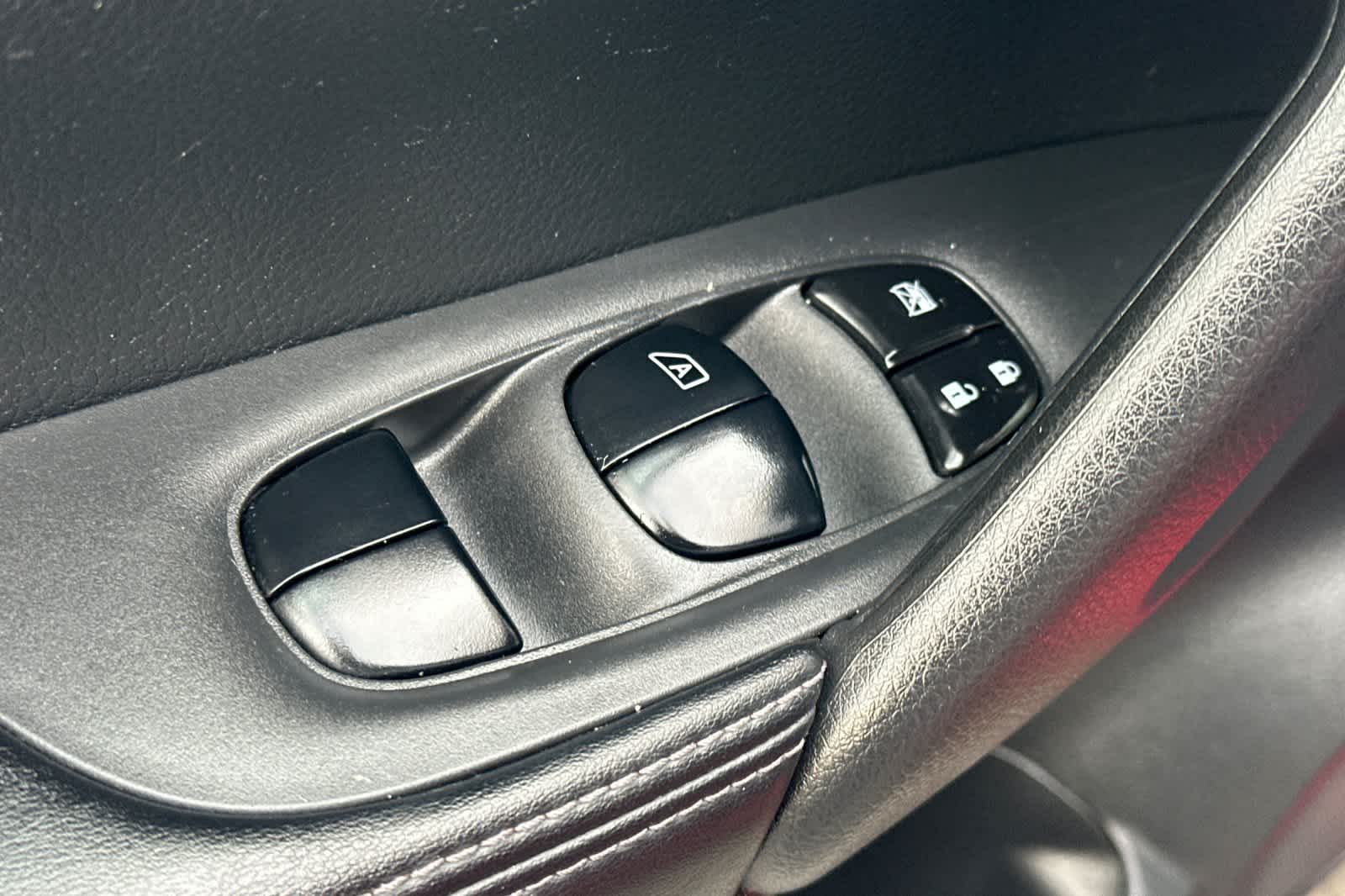 Thumbnail: 2018 Nissan Rogue Sport - 13