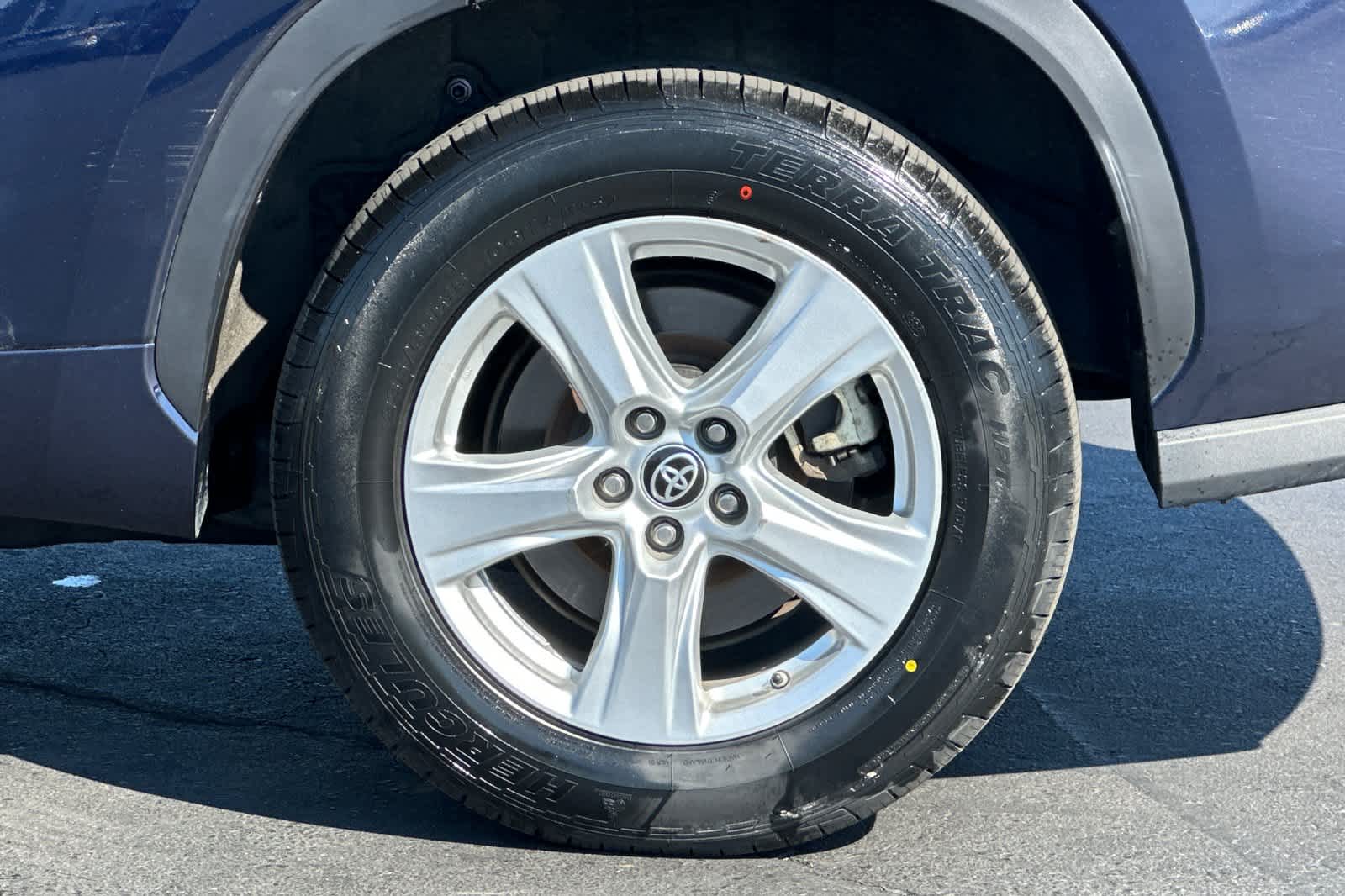 Thumbnail: 2023 Toyota Highlander - 32