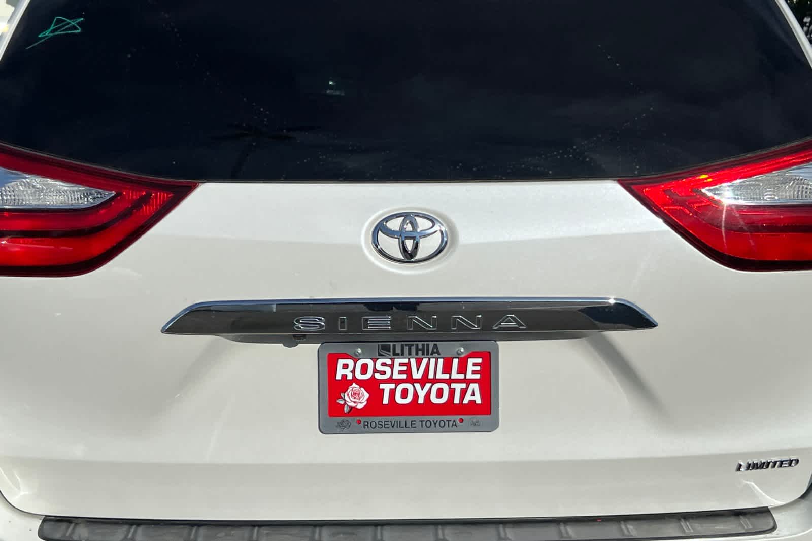 Thumbnail: 2019 Toyota Sienna - 16