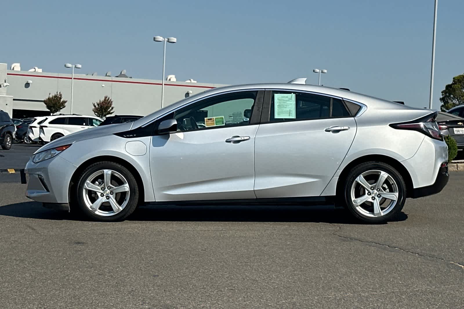 Thumbnail: 2017 Chevrolet Volt - 9