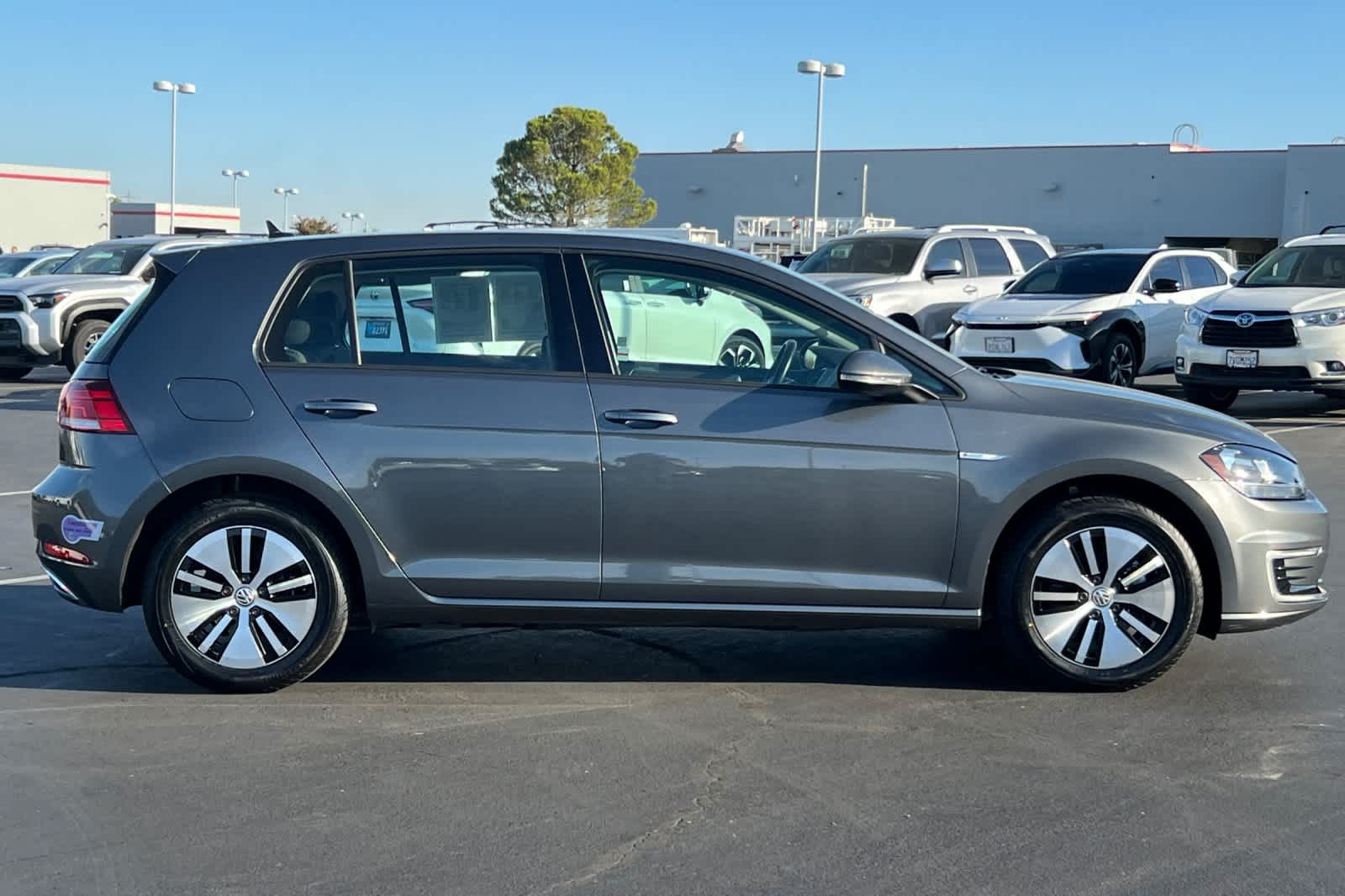 Thumbnail: 2019 Volkswagen e-Golf - 6