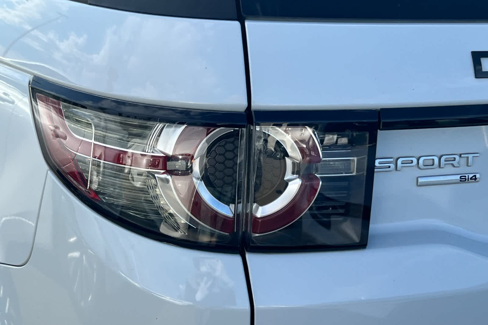 Thumbnail: 2015 Land Rover Discovery Sport - 15