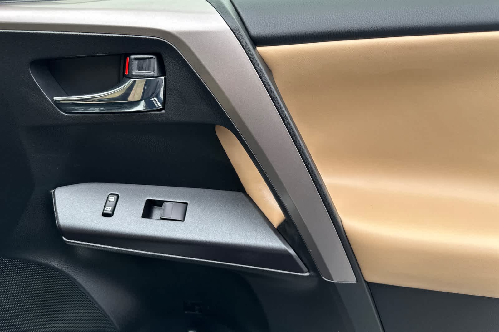 Thumbnail: 2018 Toyota RAV4 - 19