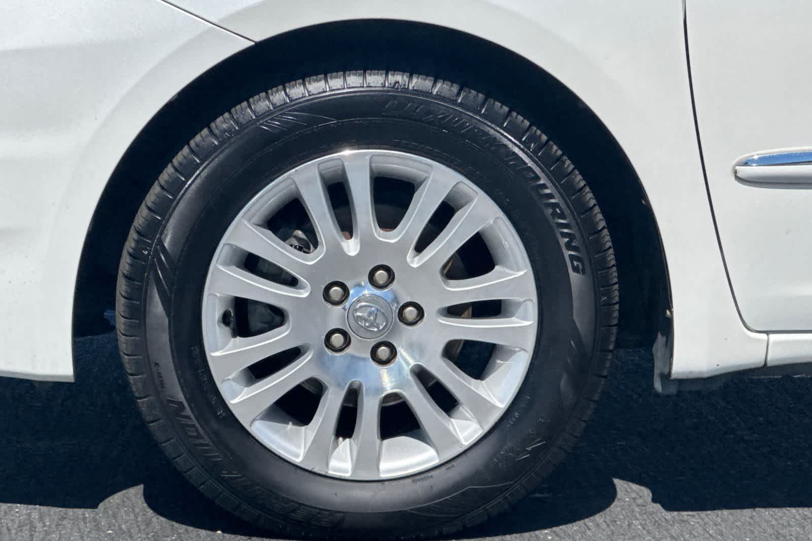 Thumbnail: 2010 Toyota Sienna - 32