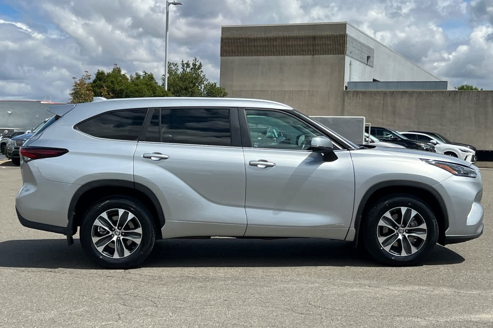 Thumbnail: 2024 Toyota Highlander - 6