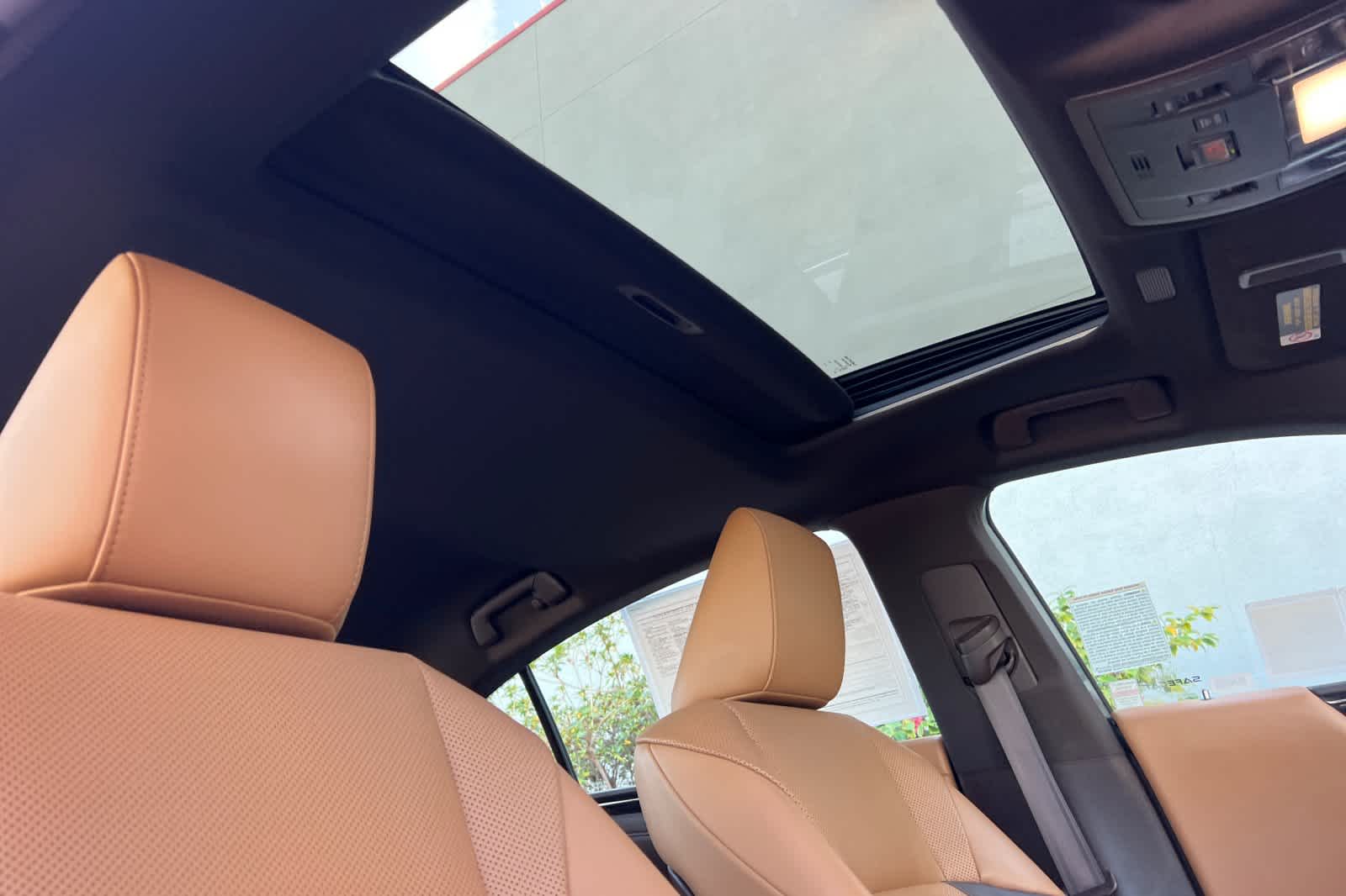 Thumbnail: 2020 Lexus ES - 17