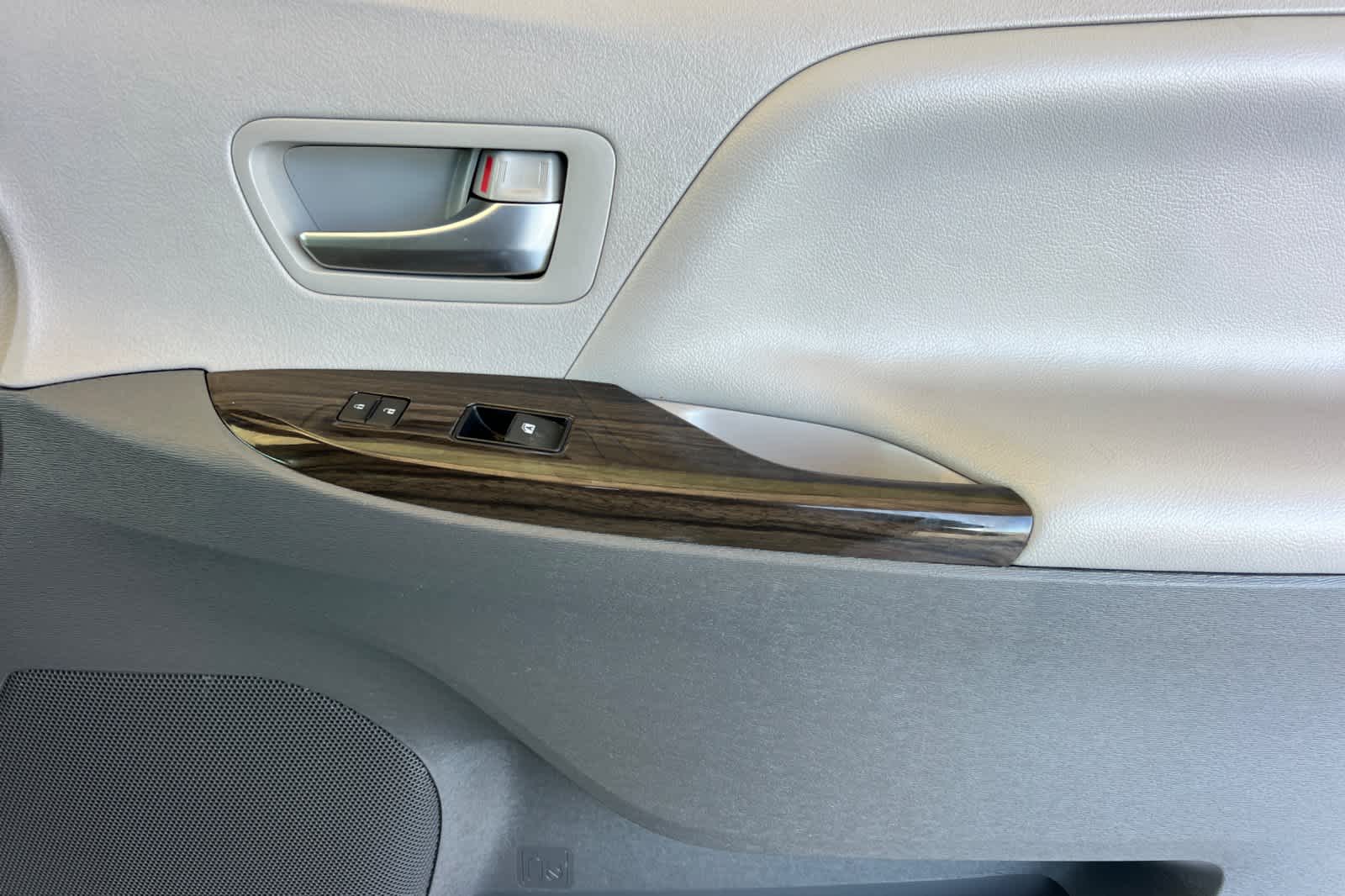 Thumbnail: 2020 Toyota Sienna - 20