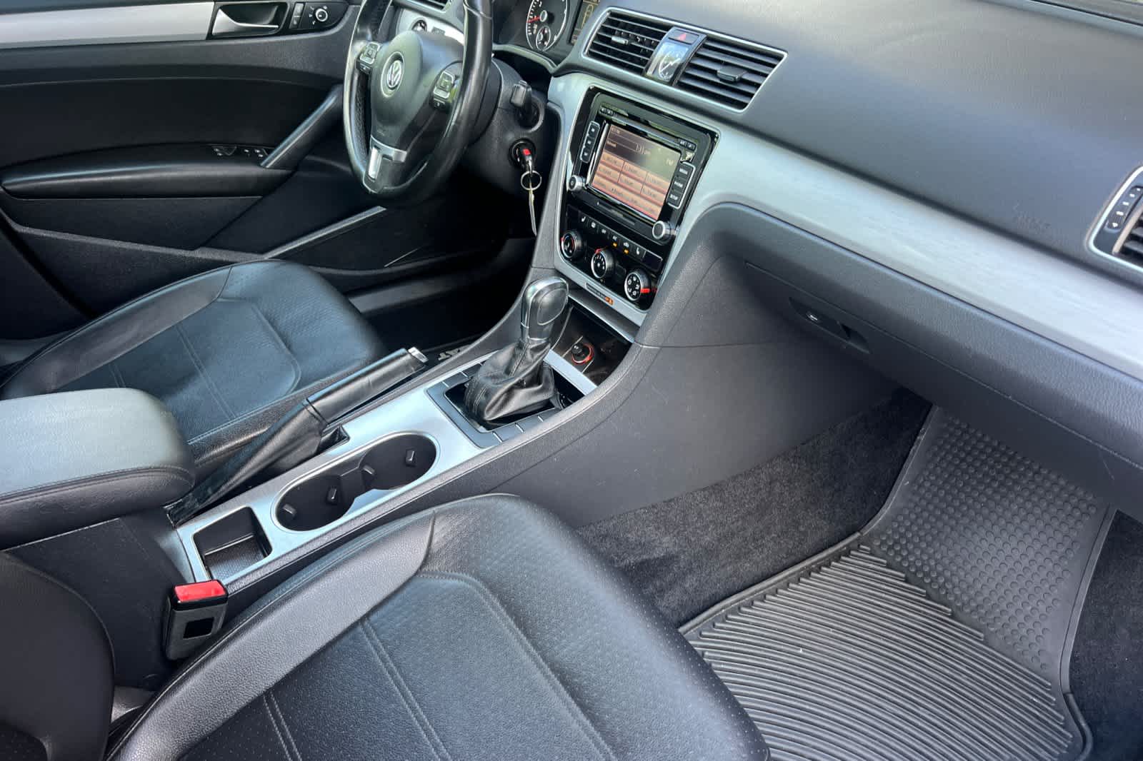 Thumbnail: 2013 Volkswagen Passat - 16