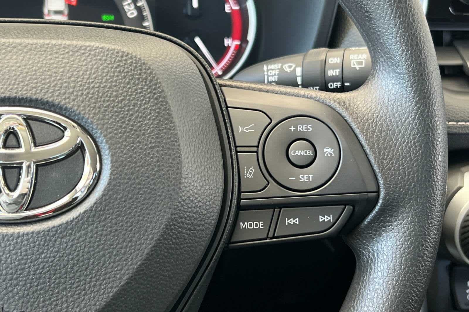 2025 Toyota RAV4 XLE 26