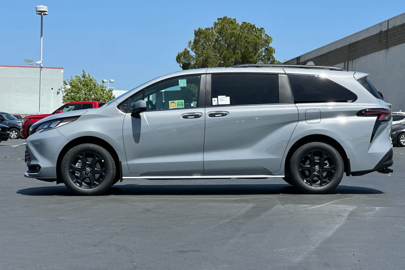 Thumbnail: 2025 Toyota Sienna - 3