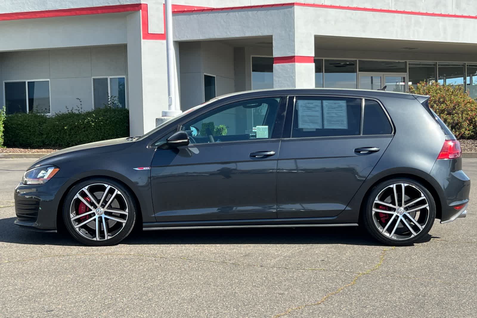 Thumbnail: 2017 Volkswagen Golf - 9