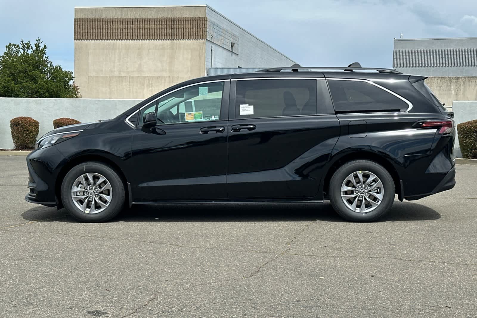 Thumbnail: 2026 Toyota Sienna - 5